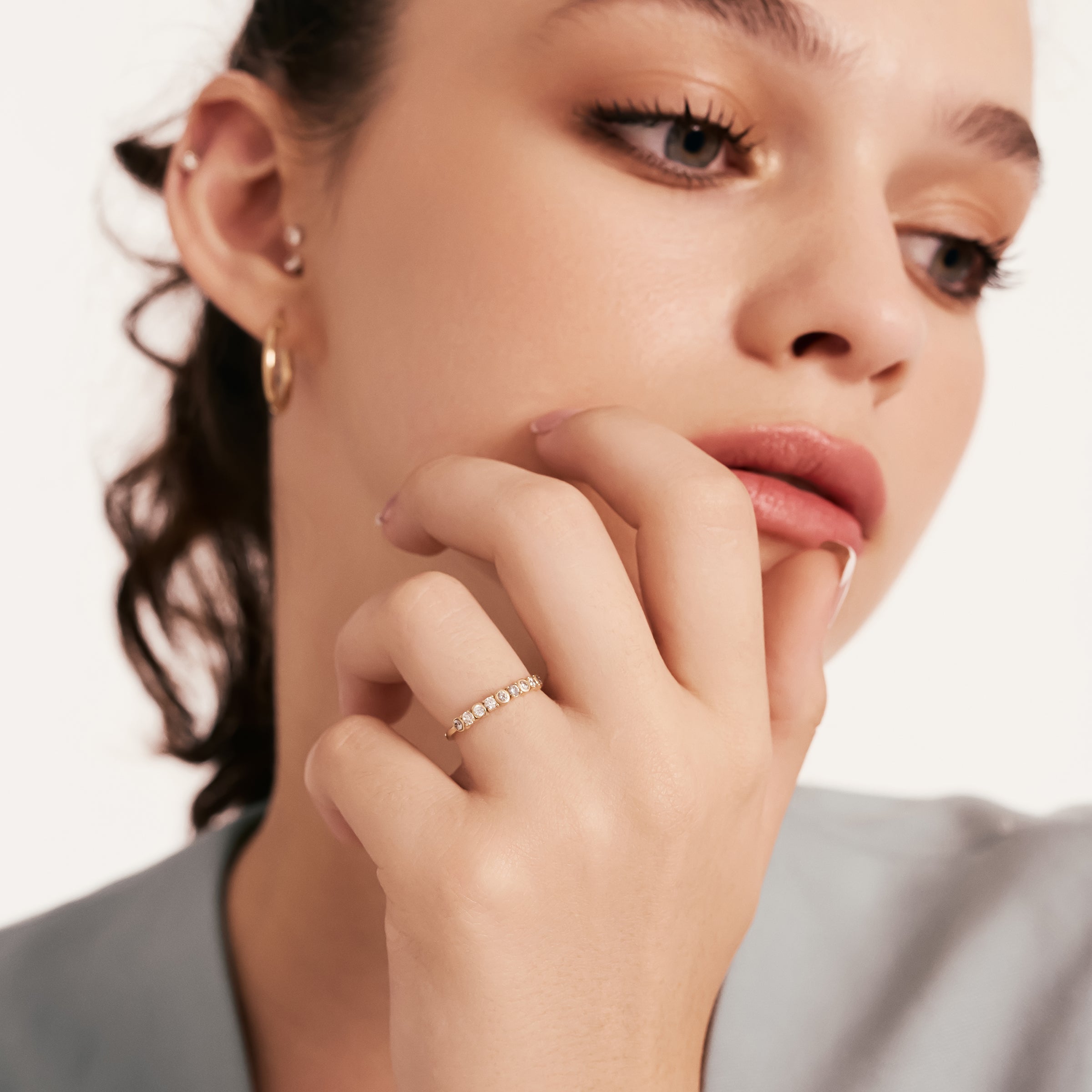 Sıra Taşlı Altın Yüzük