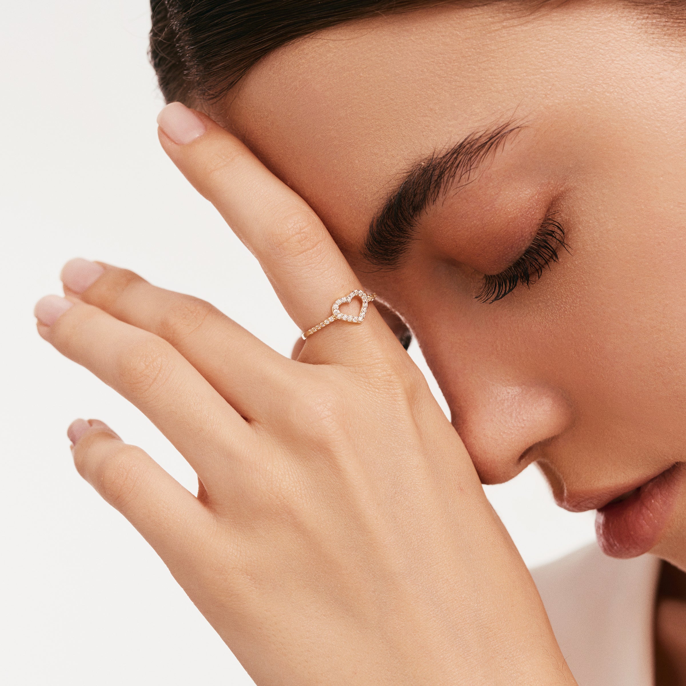 Minimal Taşlı Kalp Altın Yüzük