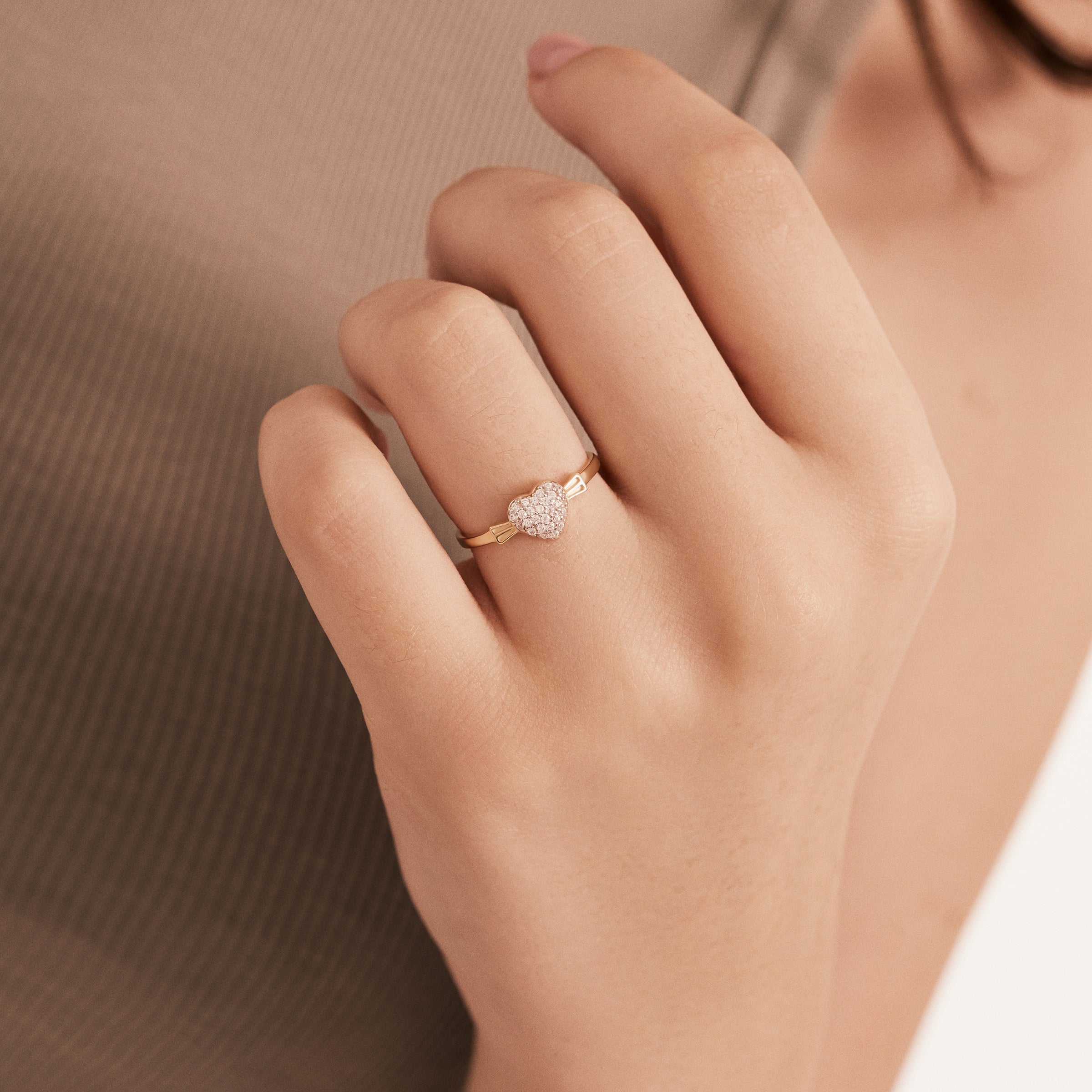 Taşlı Kalp Altın Yüzük