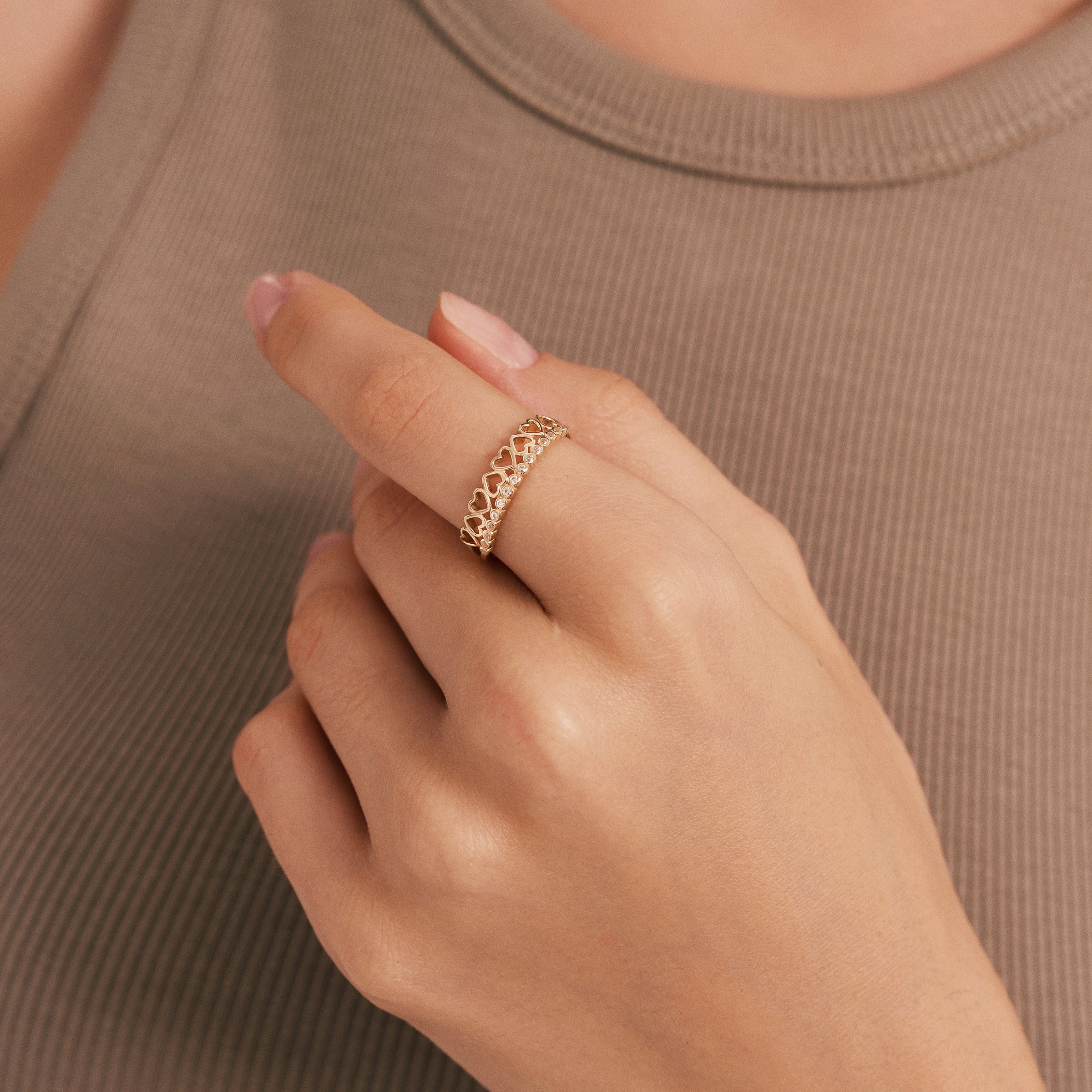 Kalpli Sıra Taşlı Altın Yüzük