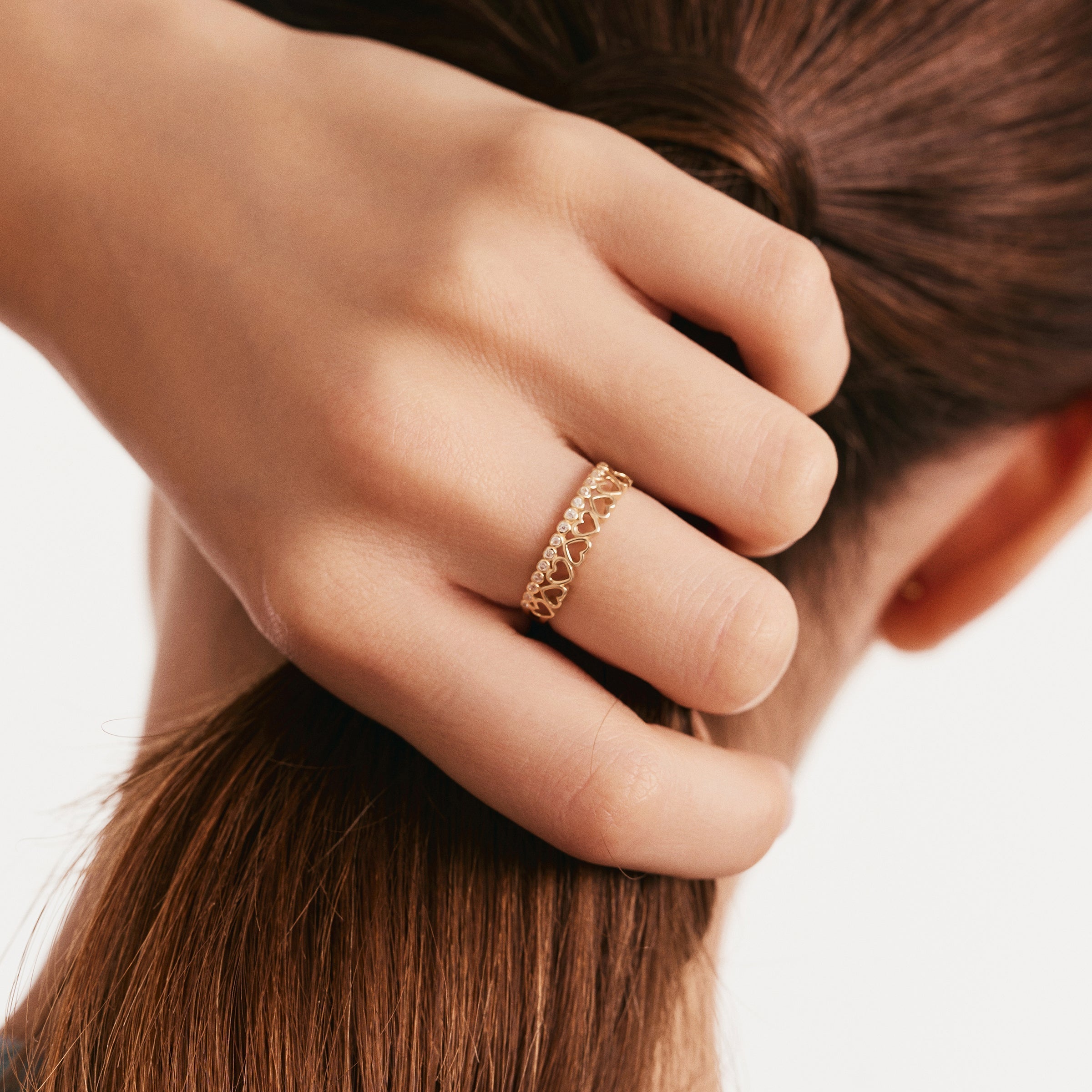 Kalpli Sıra Taşlı Altın Yüzük