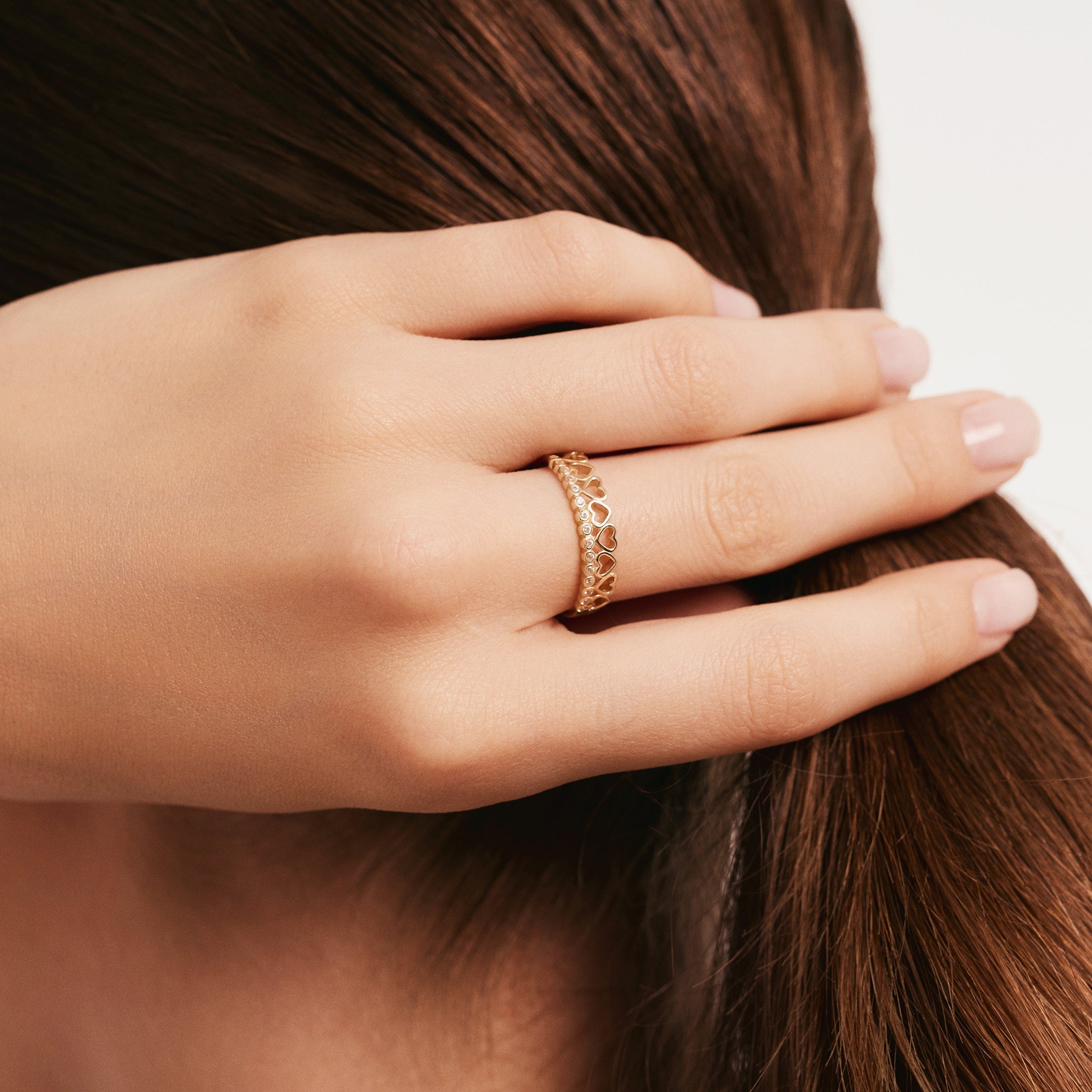 Kalpli Sıra Taşlı Altın Yüzük