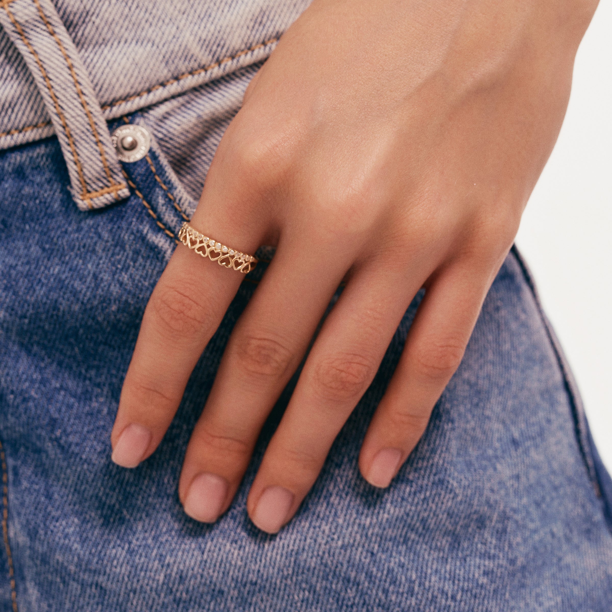 Kalpli Sıra Taşlı Altın Yüzük