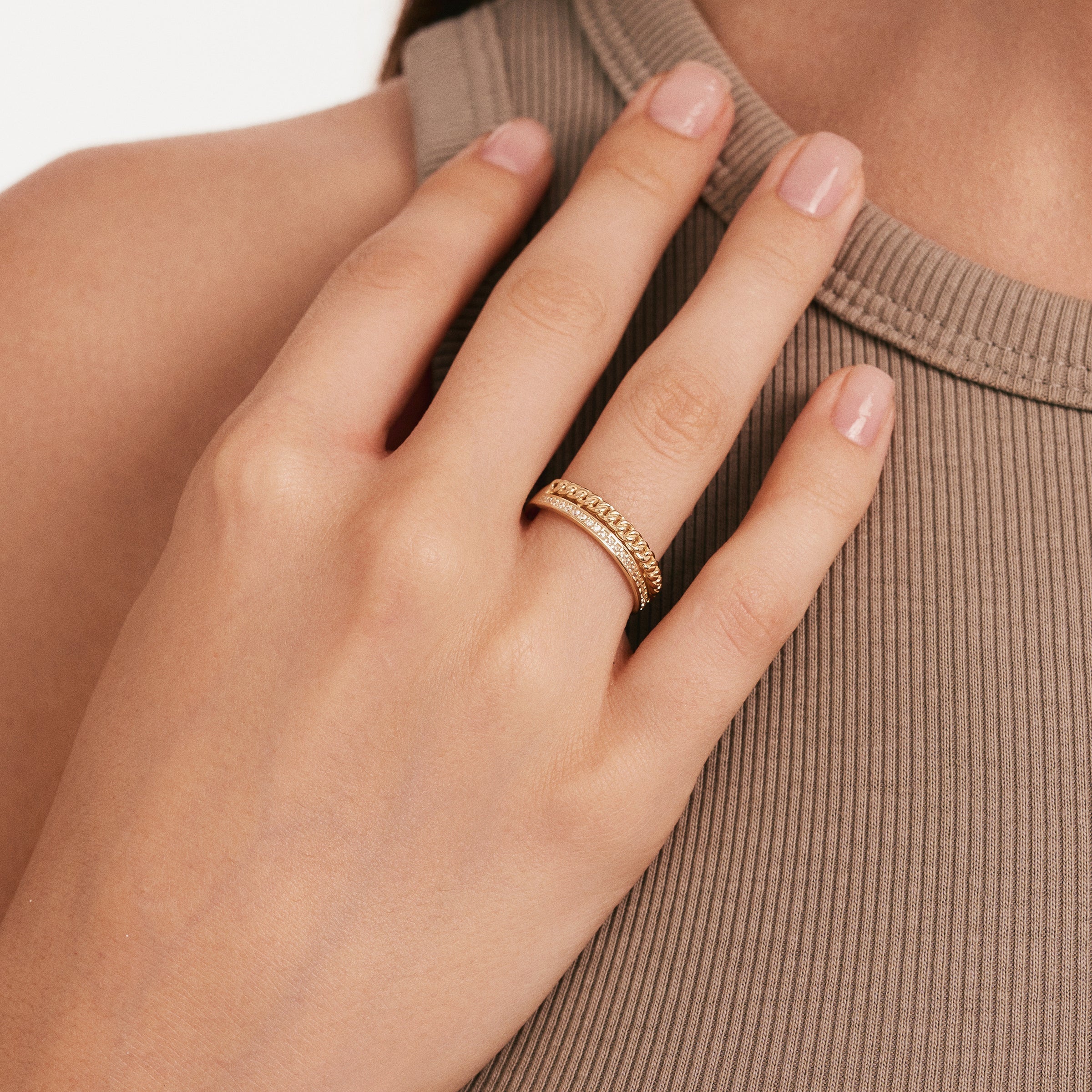 Zincirli Taşlı Çift Sıra Altın Yüzük