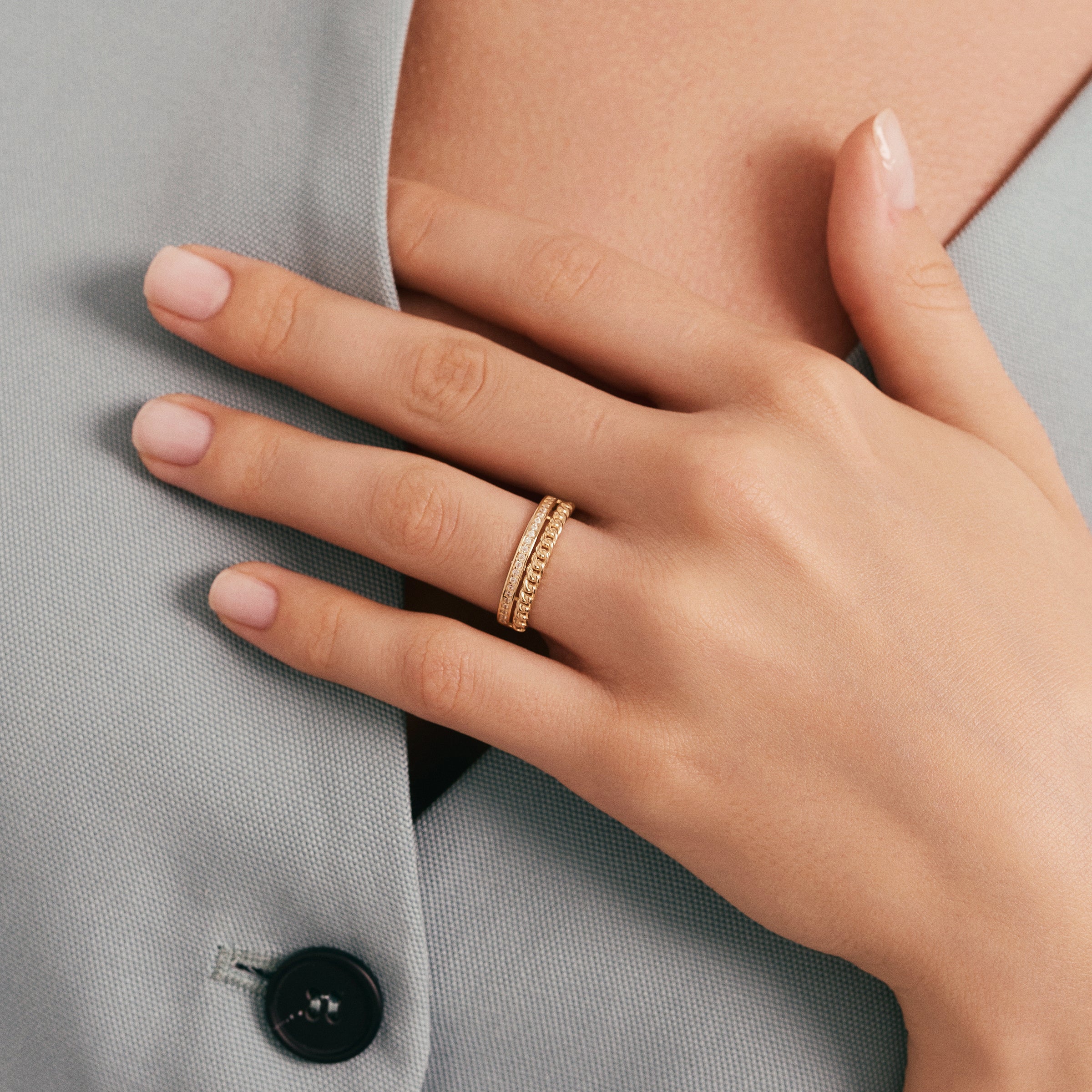 Zincirli Taşlı Çift Sıra Altın Yüzük