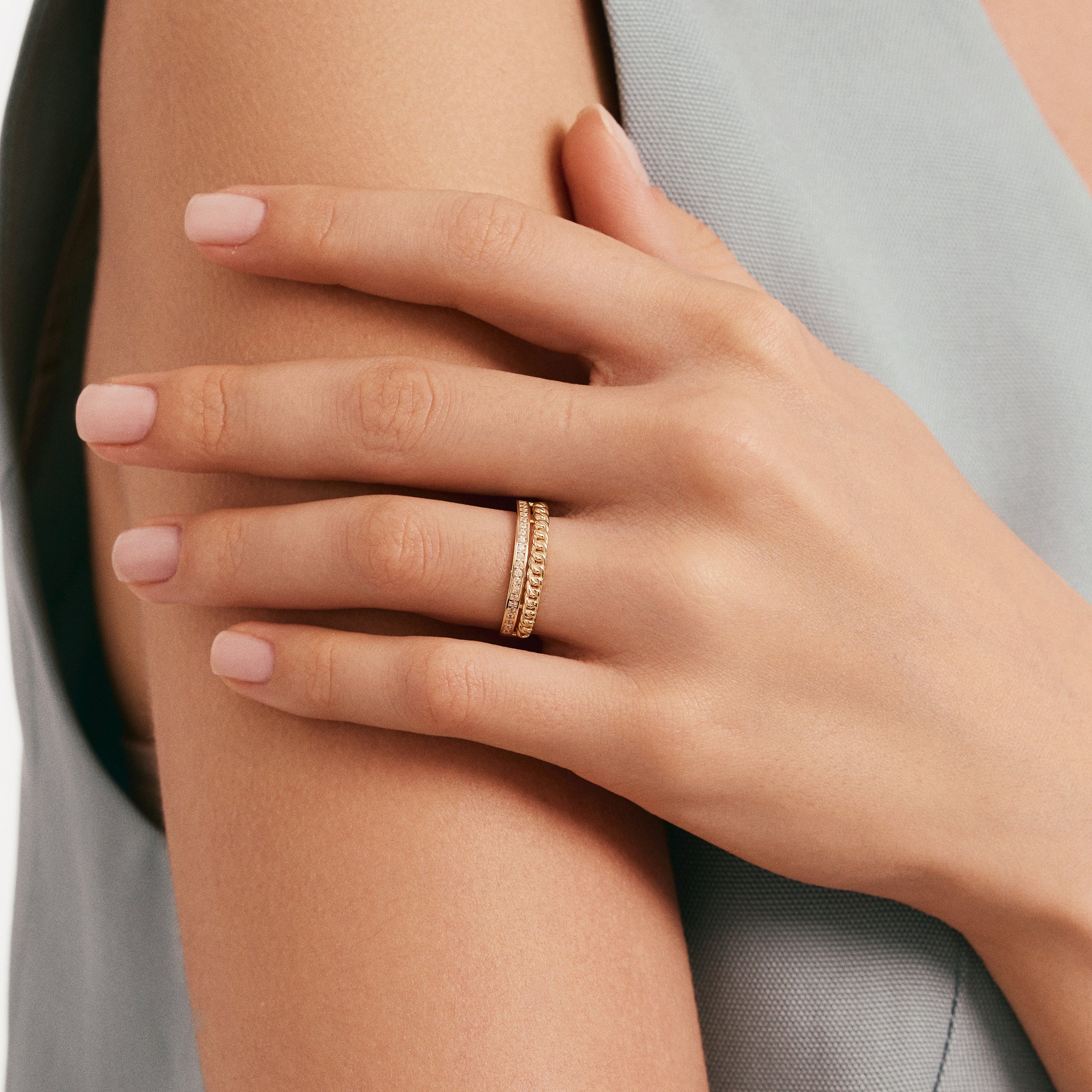 Zincirli Taşlı Çift Sıra Altın Yüzük