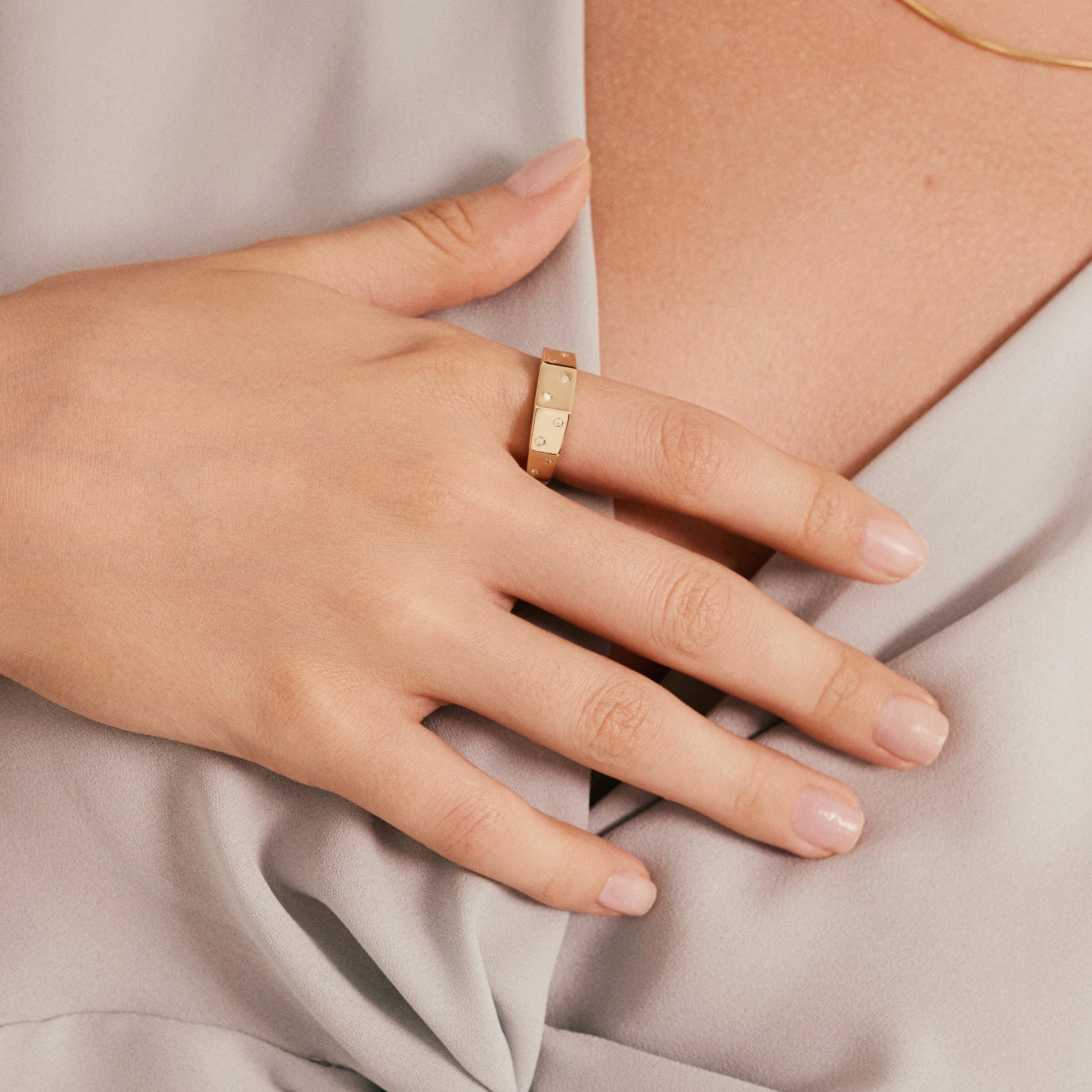 Minimal Tasarım Altın Yüzük