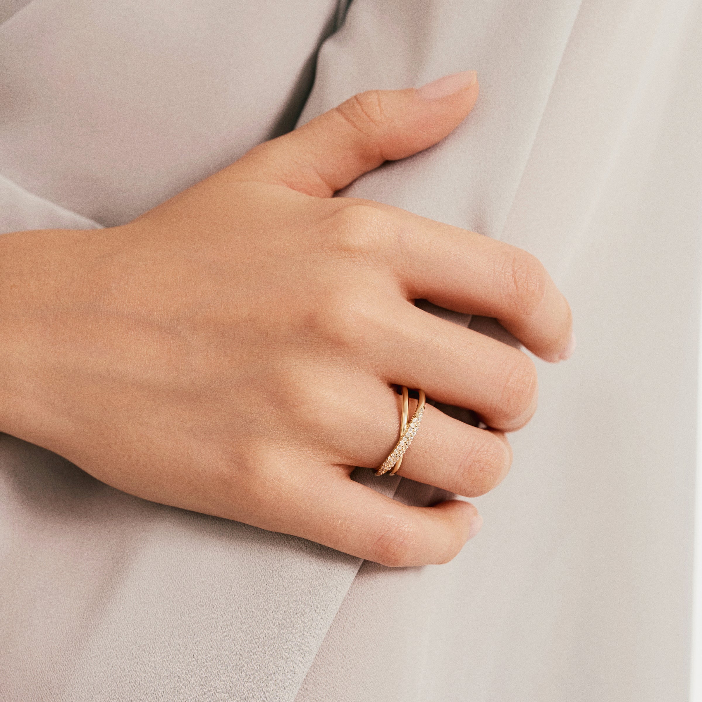 Çapraz Taşlı Altın Yüzük