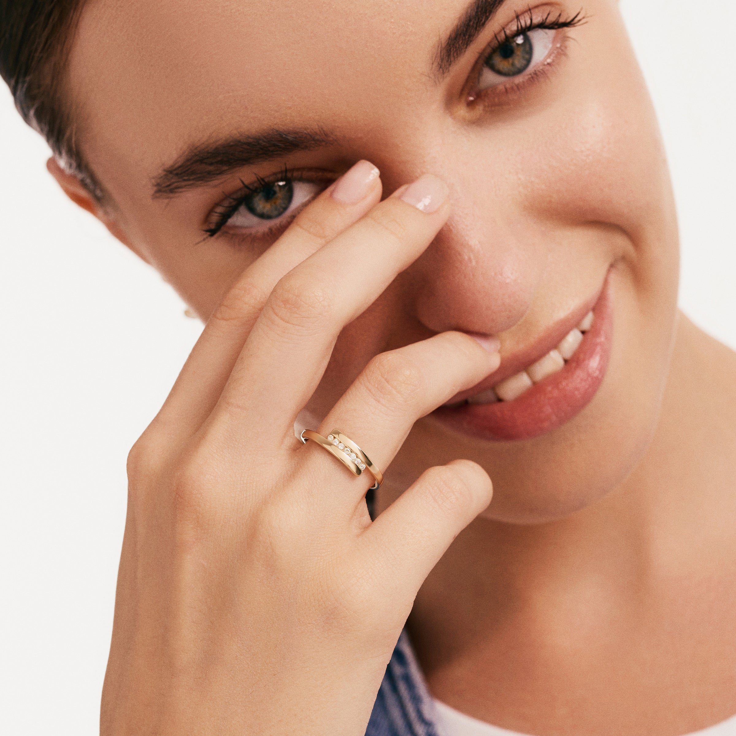 Sıra Taşlı Minimal Altın Yüzük