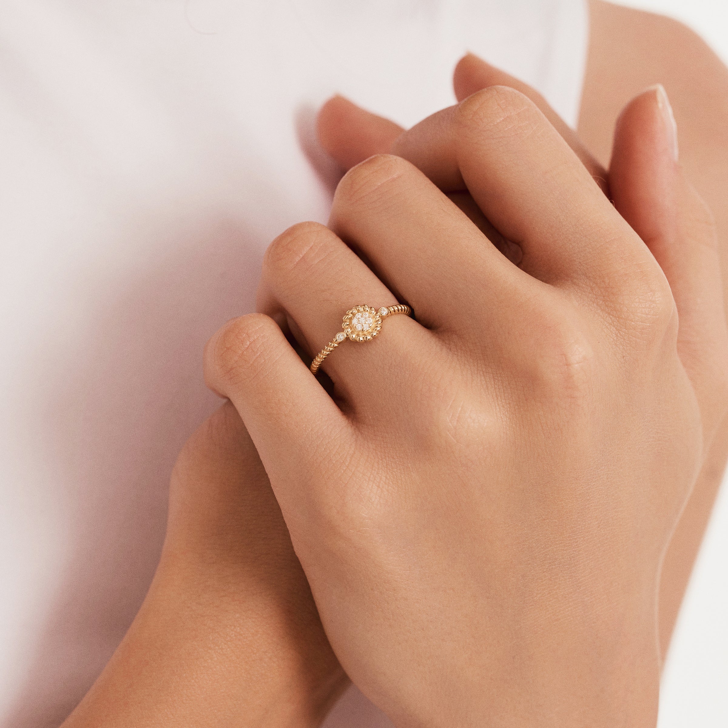 Burgulu Çiçek Altın Yüzük