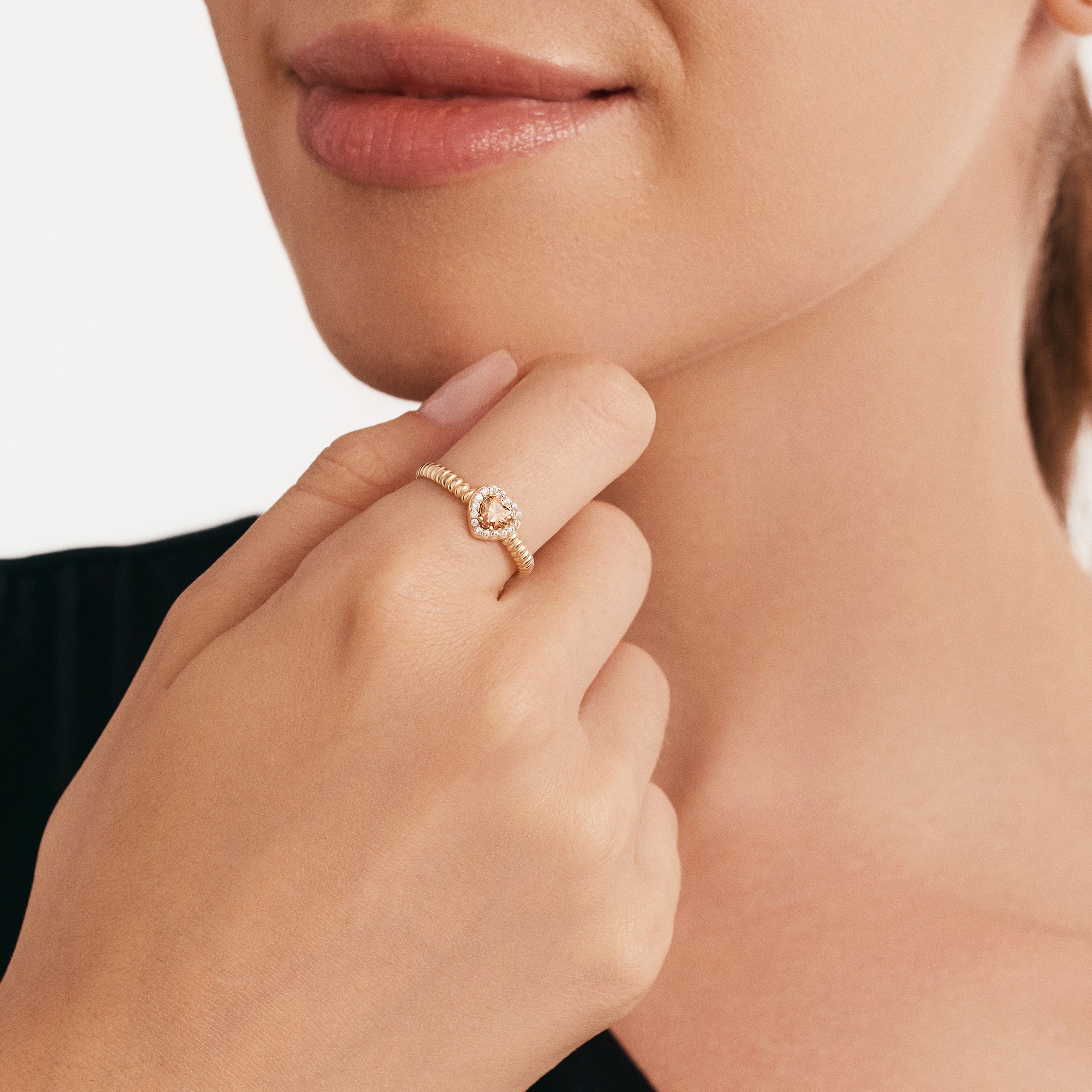 Kalp Taşlı Burgu Altın Yüzük