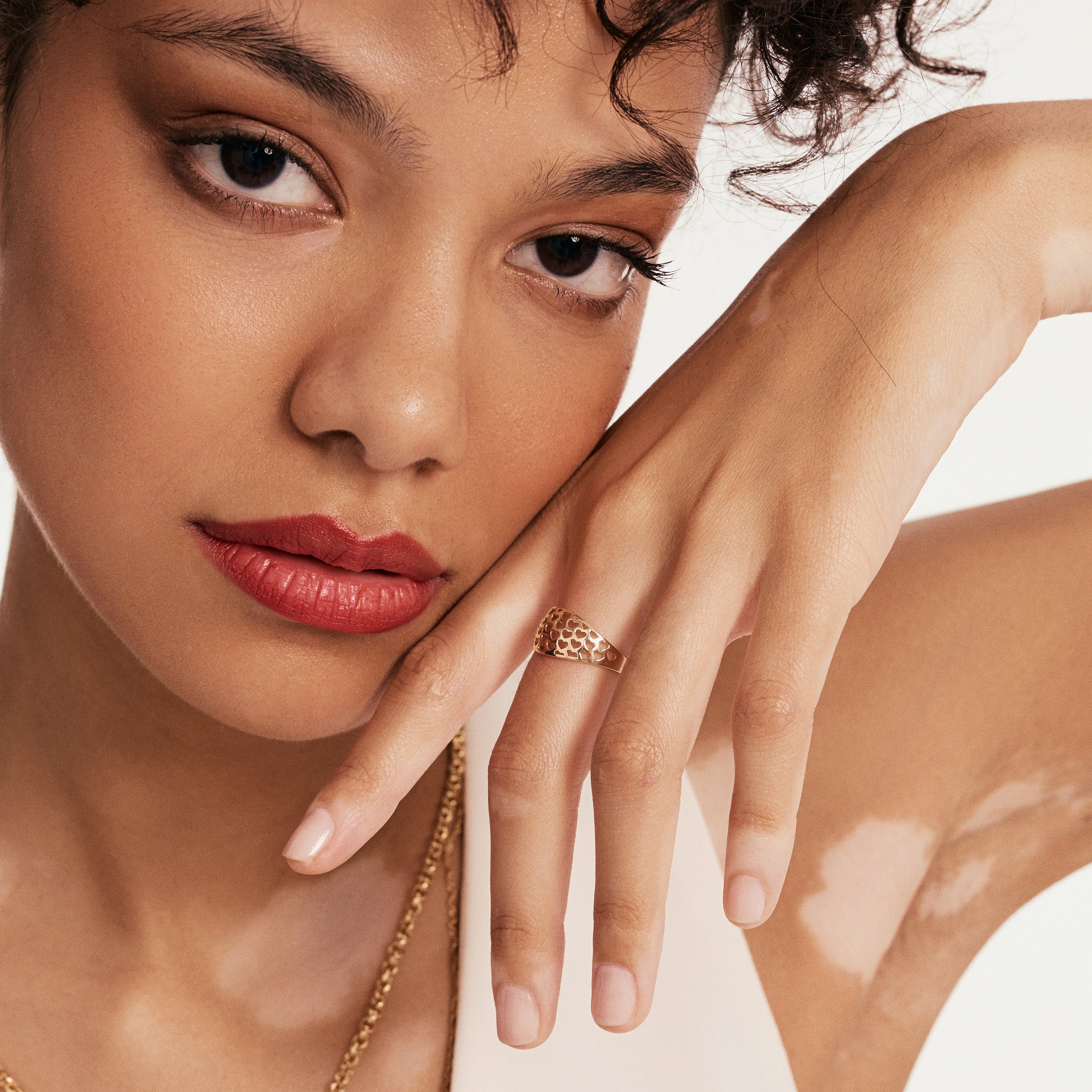 Kalp Desenli Tasarım Altın Yüzük