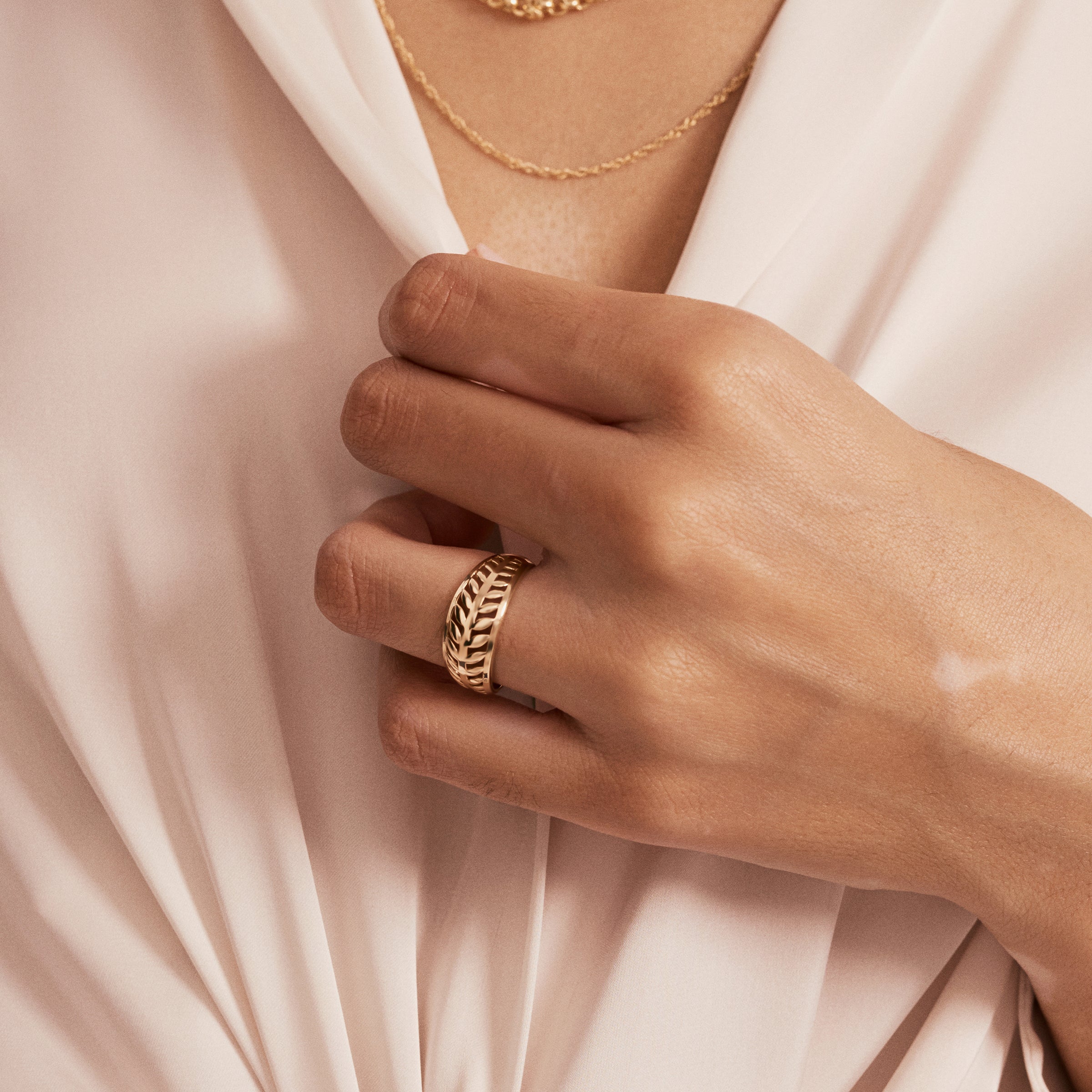 Yaprak Desenli Altın Yüzük