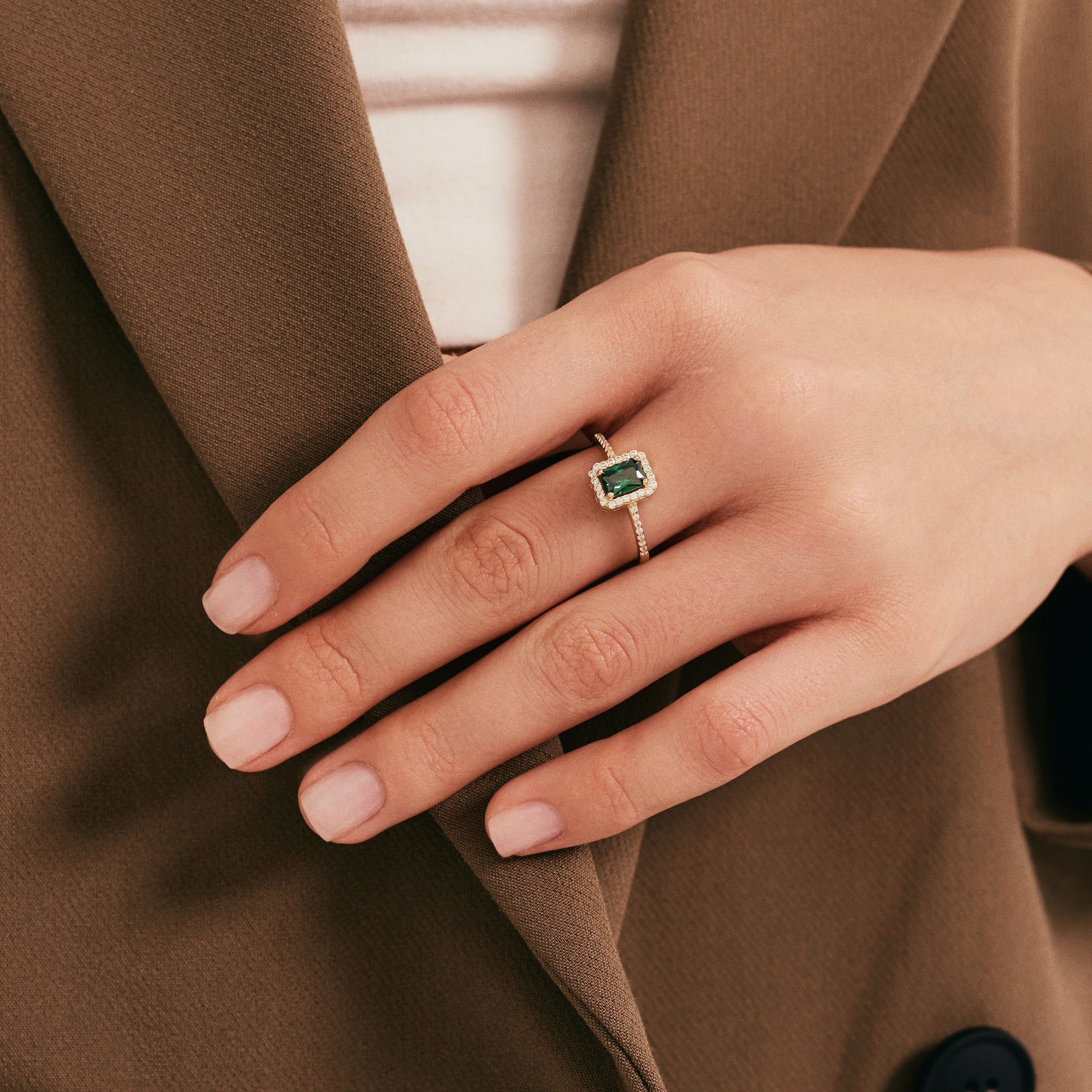 Zümrüt Baget Kesim Altın Yüzük