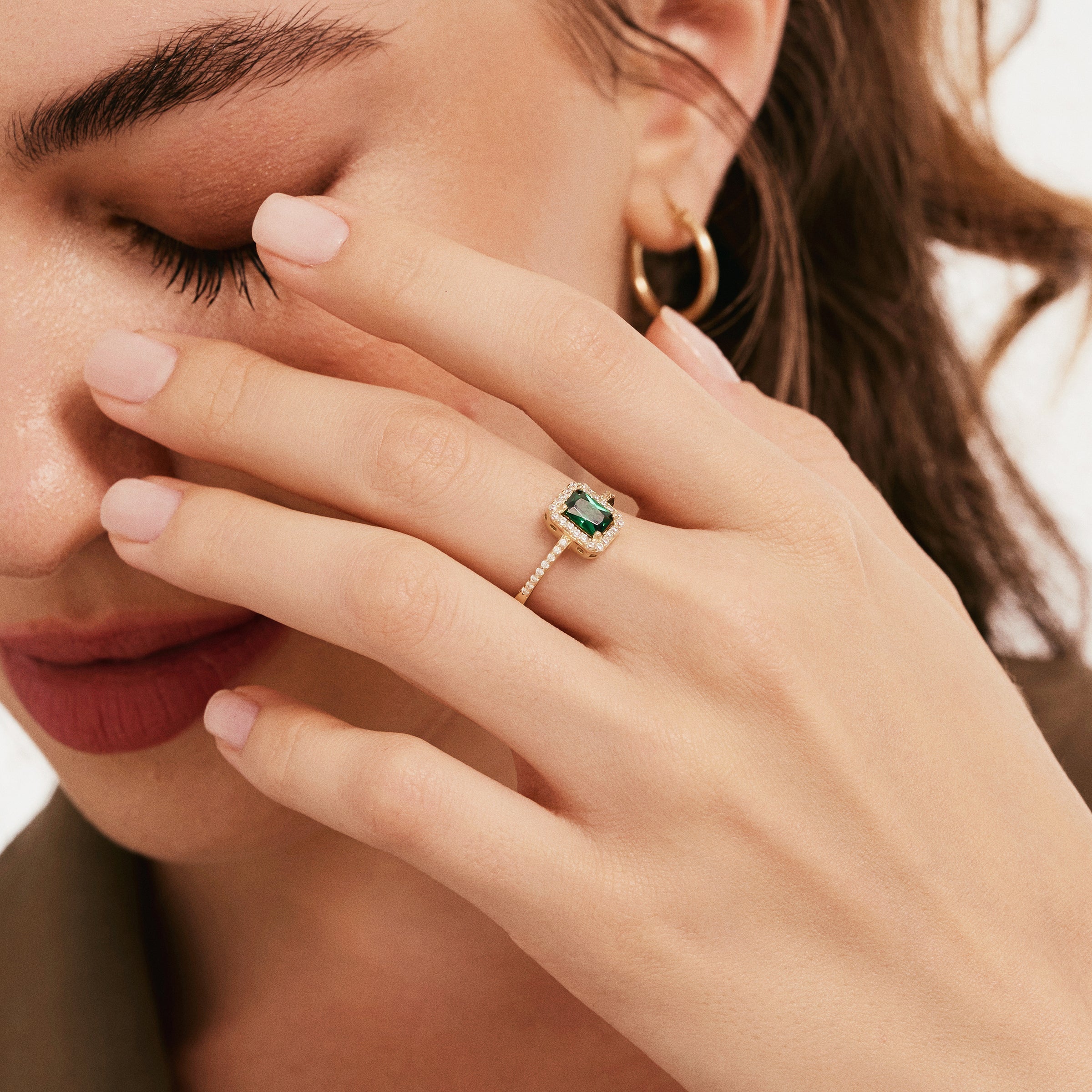 Zümrüt Baget Kesim Altın Yüzük