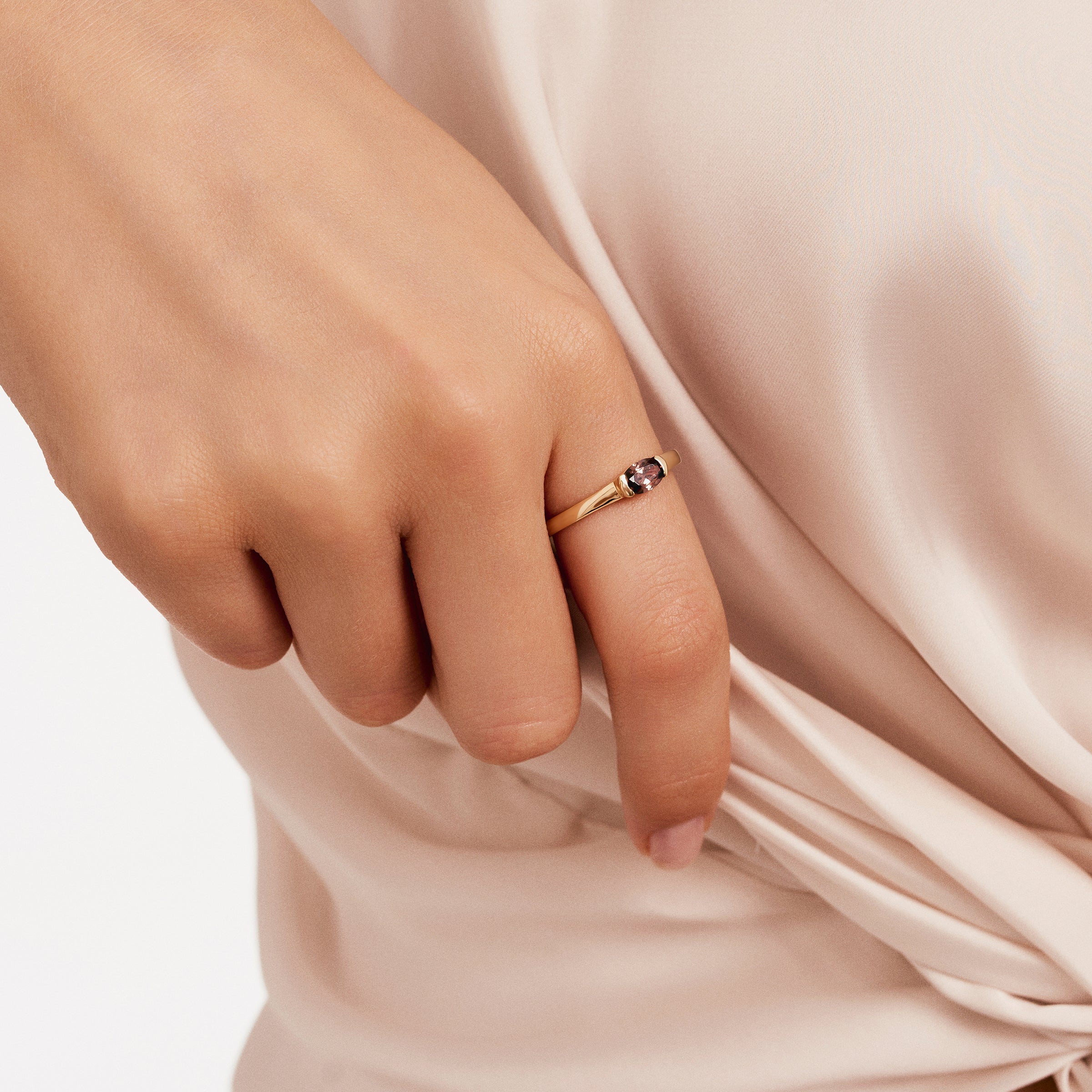 Minimal Renkli Taşlı Altın Yüzük